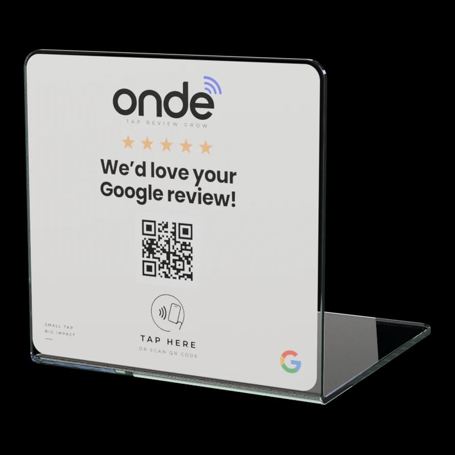 Présentoir ONDE 12 × 12 cm en acrylique transparent plié en L, impression blanche « We'd love your Google review », puce NFC et QR code